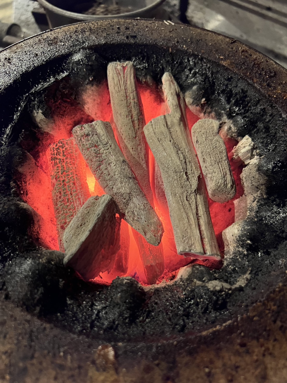 燃える紀州備長炭